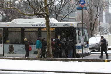 İnsanlar Bronx n kar fırtınası sırasında kurulu halk otobüsü için bekleyin