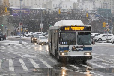 Kar fırtınası Bronx New York'ta sırasında halk otobüsü