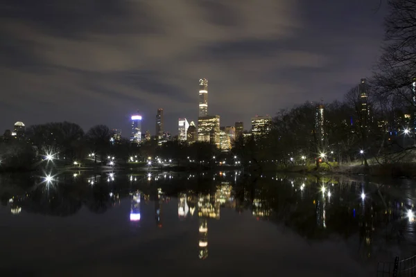 View of Manhattan buildings from Central Park pond — Stock Photo, Image