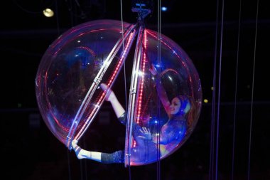 Barclays merkezi performans alanda kadın akrobat