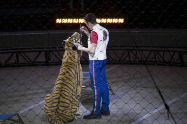 Alexander Lacey et Kaplan'dan Ringling Bros gösterisi sırasında verir