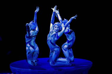 Kadın contortionists gösteri Barclays Merkezi Ringling için