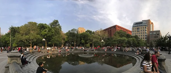 Wide angle of fountain at Washington Square Park NYC — Stock Photo, Image