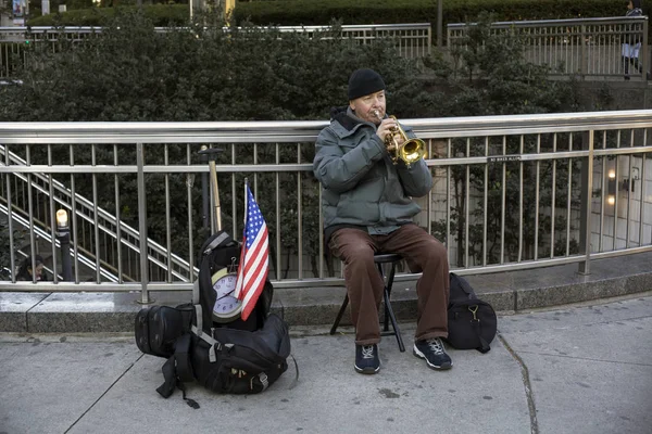 Senior gra na trąbce, by zabawić się w kręgu Kolumba Nyc — Zdjęcie stockowe