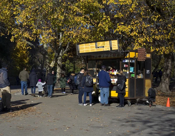 Menschen halten im Central Park an einem Essenswagen — Stockfoto