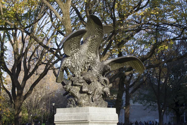 Orły i Rzeźba Ofiary Central Park Nowy Jork — Zdjęcie stockowe