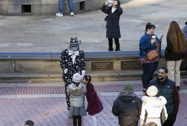 Barn njuter av mimföreställning i Central Park Ny — Stockfoto