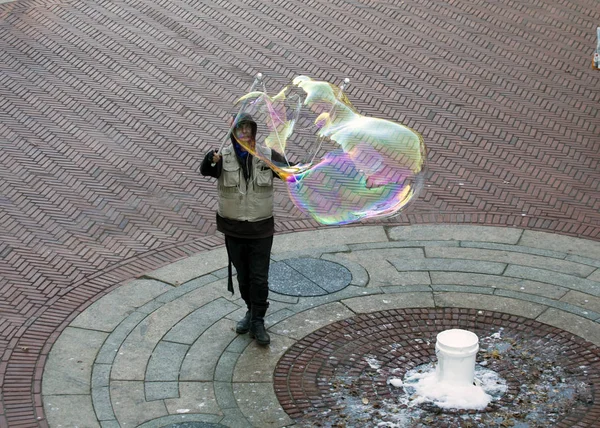 Man makes large bubbles in Central Park NY — Stock Photo, Image