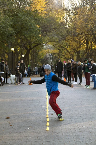 中央公園でアジアの男ローラースケート｜Nyc — ストック写真