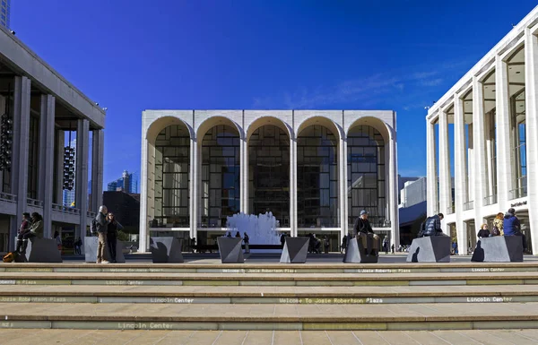 Metropolitan Opera House building in center photo located in New — Stock Photo, Image