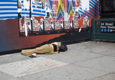 New York 'ta kadınlar sokakta uyur.