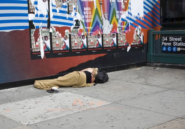 Frau schläft auf Straße in New York City — Stockfoto