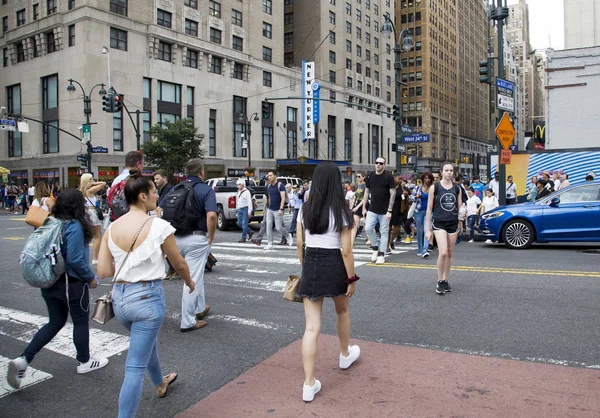 Ludzie przemierzający ruchliwą ulicę w Nowym Jorku — Zdjęcie stockowe