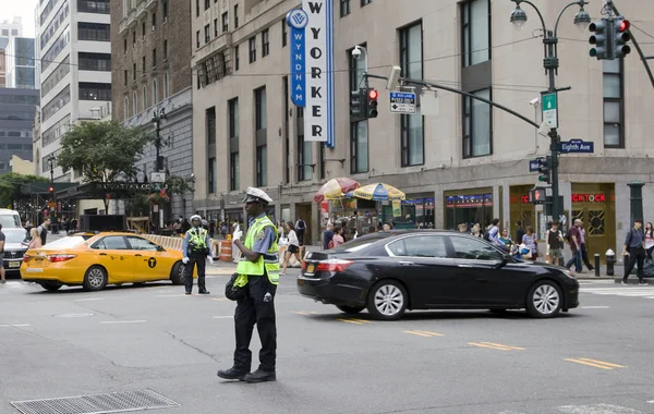 NYPD traffic agent directs traffic at NYC intersection — ストック写真
