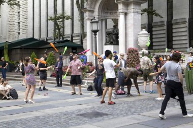 Hokkabazlar Bryant Park 'ta pratik yapıyor ve eğleniyor.