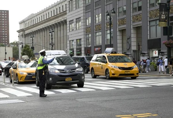NYPD trafik görevlisi Nyc kavşağında trafiği yönlendiriyor — Stok fotoğraf