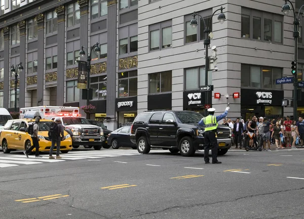 Дорожный агент полиции Нью-Йорка управляет движением на перекрестке Нью-Йорка — стоковое фото