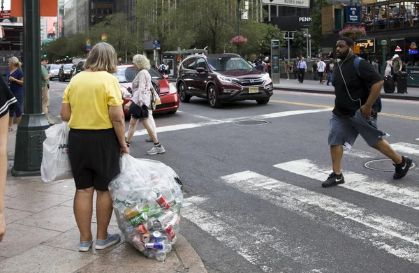 Biała kobieta z workiem pojemników z recyklingu na Nyc Street co — Zdjęcie stockowe