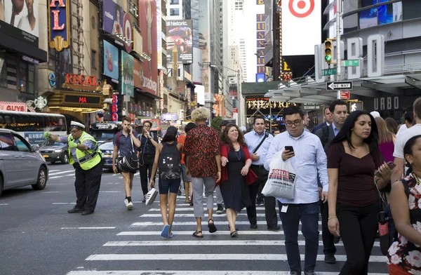 NYPD agent directs people and traffic on busy NYC street — Stock Photo, Image