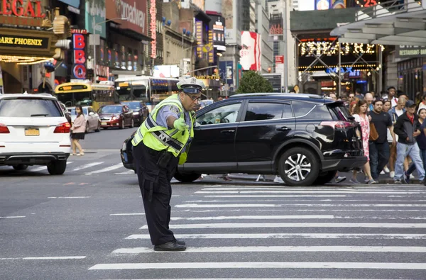 Forgalmi ügynök használ humor, hogy világosítsa Nyc munka közben — Stock Fotó