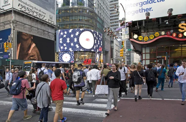 Orang-orang menyeberang jalan sibuk di New York City — Stok Foto