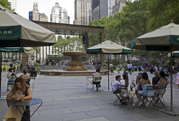 Ludzie siedzą i relaksują się na krzesłach dostępnych w Bryant Park Nyc — Zdjęcie stockowe