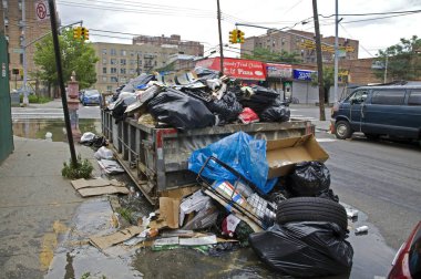Bronx 'ta sel baskınları olan çöp konteynırları. 