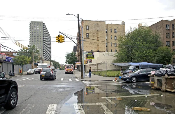 Канализация засорилась, вызвав наводнение на углу улицы Бронкс, шт. Нью-Йорк — стоковое фото