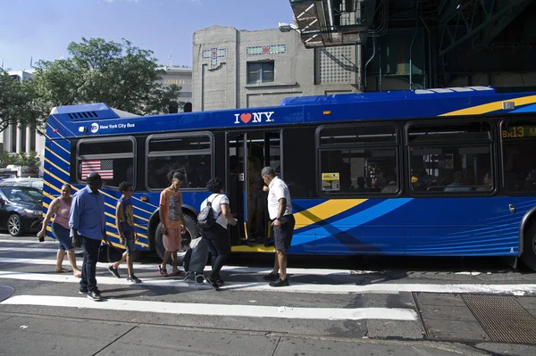 Travailleur du transport en commun aide les passagers à bord du bus MTA dans le Bronx NY — Photo