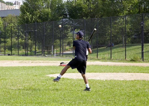 Mladé teen tréninky pálkování na baseballovém hřišti Bronx Ny — Stock fotografie