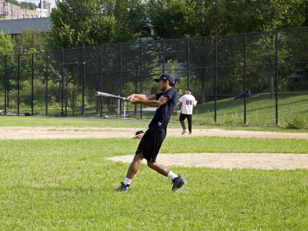 Young teen practices batting at baseball field Bronx NY — Stock Photo, Image