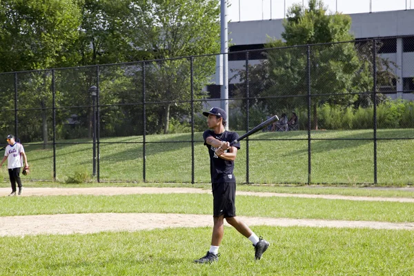 Jeune adolescent pratique frappant sur le terrain de baseball Bronx NY — Photo