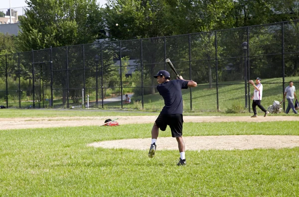 Giovane teen pratica battuta al campo da baseball Bronx NY — Foto Stock