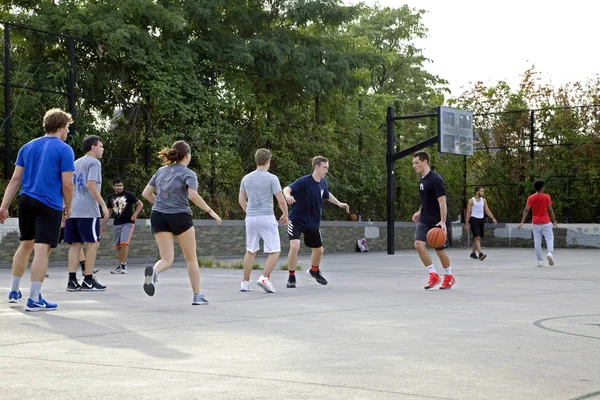 Groep van Kaukasiërs spelen vriendelijk spel van basketbal Bronx Ny — Stockfoto