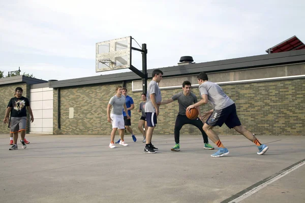 Bir grup beyaz, Bronx Ny 'de dostça basketbol oynuyor. — Stok fotoğraf