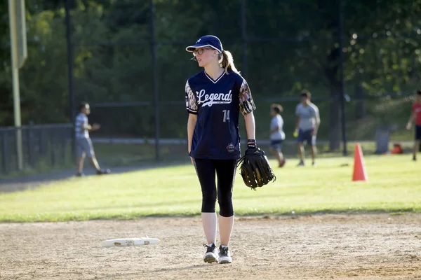 Pichet féminin pendant le match dans le parc du Bronx NY — Photo