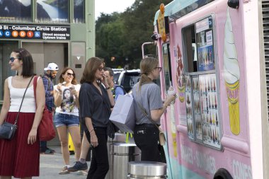New York, New York / Usa - 11 Ağustos 2019: İnsanlar Columbus Circle Manhattan yakınlarındaki kamyondan yumuşak dondurma satın alıyor.