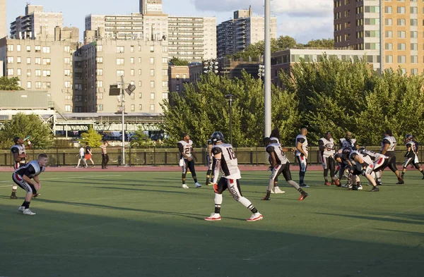 Bronx ニューヨーク アメリカ 2019年8月10日 ヤンキースタジアム近くの公園でサッカーチームが試合を行う — ストック写真