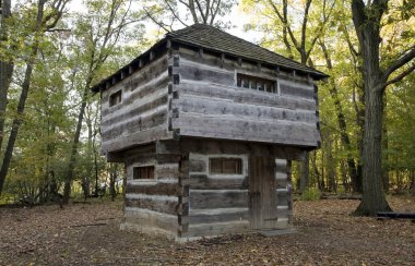 Fort Lee Tarih Parkı, New Jersey 'de yeniden inşa edilmiş bir Bağımsızlık Savaşı kampı asker kulübesi.. 