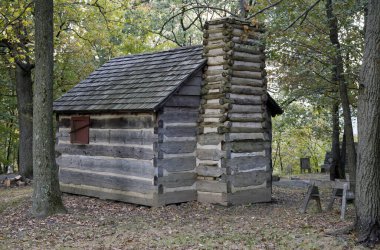 Fort Lee Tarih Parkı, New Jersey 'de yeniden inşa edilmiş bir Bağımsızlık Savaşı kampı asker kulübesi.. 