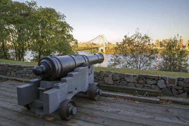 Fort Lee Tarihi Parkı New Jersey 'de devrimci savaş topu. 