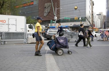BRONX, NEW YORK / USA - 7 Mayıs 2018: Kadın Posta İşçisi Manhattan 'ın Doğu ve 14. caddelerinde yürüyor.