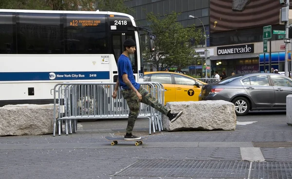 New York New York Usa May 2018 Guy Uses His — Stock Photo, Image