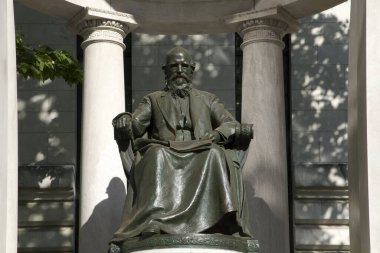 NEW YORK, New York / USA - 9 Haziran 2018: William Cullen Bryant 'ın parkta anısına dikilen heykel.