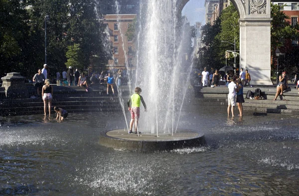 New York New York Usa June 2018 People Visit Fountain — Stock Photo, Image