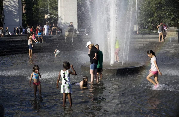 New York New York Usa June 2018 People Enjoy Fountain — Stock Photo, Image