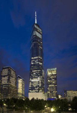 NEW YORK, NEW YORK / USA - 12 Temmuz 2018: Gece yarısı şehir merkezindeki finans bölgesinde bulunan Özgürlük Kulesi.