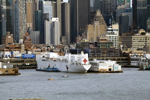 ニューヨーク ニューヨーク アメリカ 2020年4月25日 海軍病院船ニューヨークのコロナウイルス発生時に支援するために コンフォートはピア90にドッキングしました — ストック写真