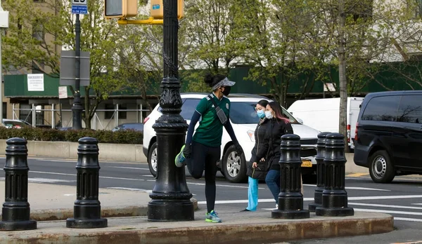Bronx New York Usa Kwietnia 2020 Kobieta Biegnie Masce Podczas — Zdjęcie stockowe