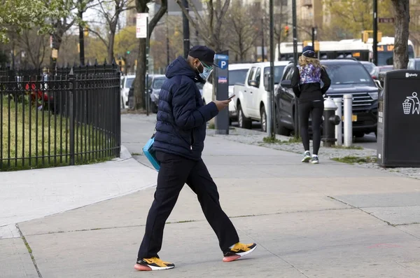 Bronx New York Usa Aprile 2020 Uomo Guarda Telefono Mentre — Foto Stock